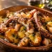 Tentáculos de polvo grelhados com batatas a murro e alho, submersos num banho de Azeite Invictus Premium dourado, evocando a tradição gastronómica portuguesa.