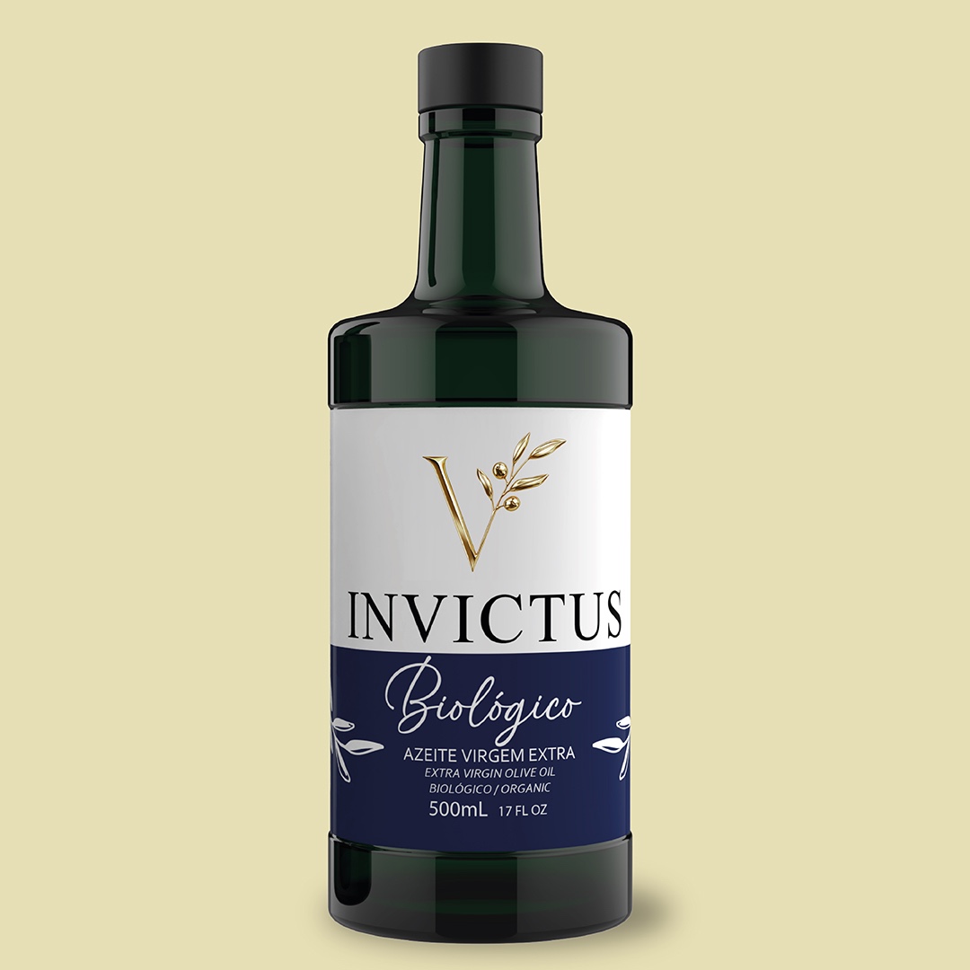 Embalagem do Azeite Invictus Biológico, destacando a certificação de agricultura biológica e o design premium da garrafa de vidro escuro.